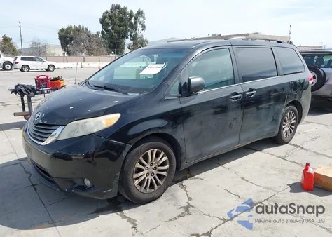 2013 Toyota Sienna Xle V6 8 Passenger z USA, uszkodzony, nr VIN 5TDYK3DC9DS379411
